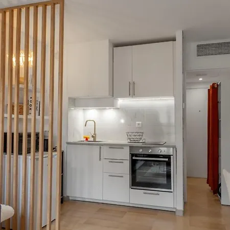 Lumineux A 2 Mn A Pied De La Cannes